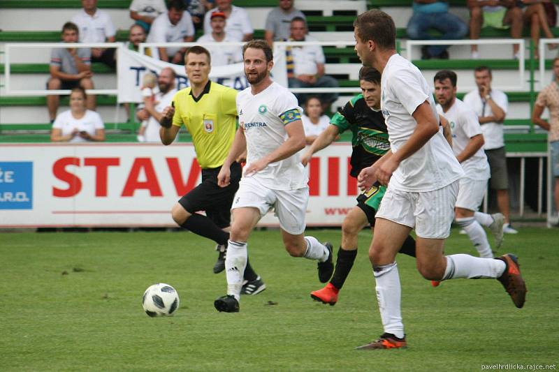 Fotbalisté Všechovic (v bílém) venku proti Bzenci