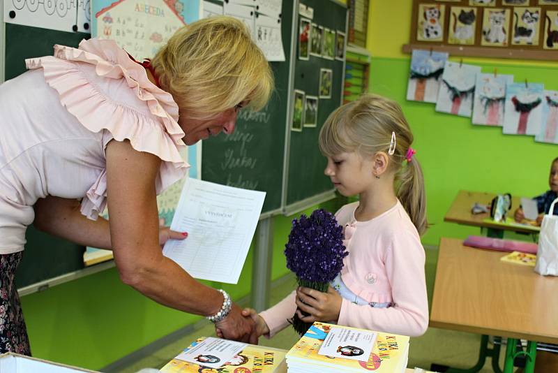 Děti z první třídy ze Základní školy Drahotuše si převzaly v pátek 26. června vysvědčení.