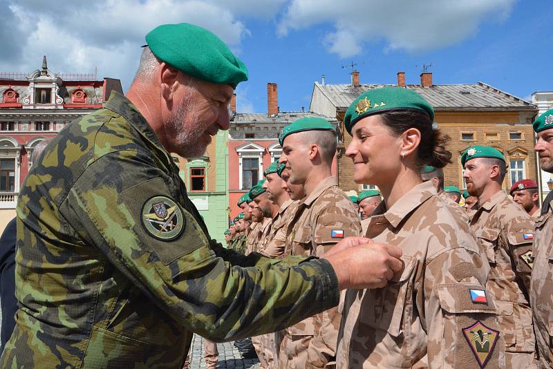 Slavnostní nástup vojáků v Hranicích po návratu ze zahraniční operace v Mali.