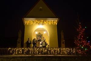 Vánoční zpívání u kapličky sv. Anny v Hluzově.