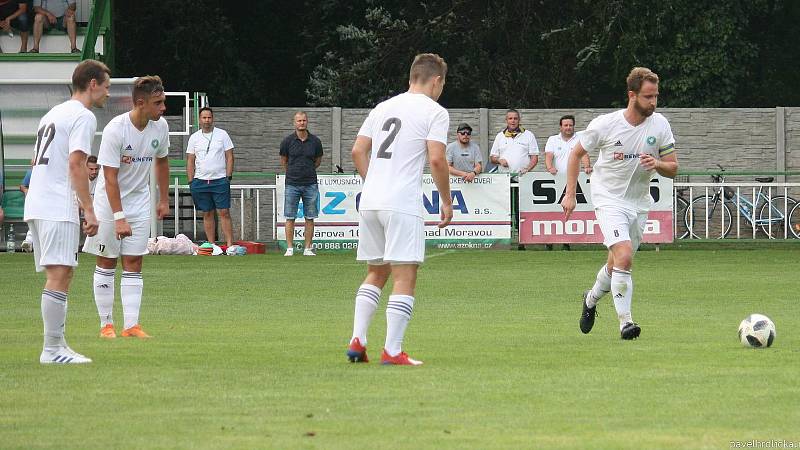 Fotbalisté Všechovic (v bílém) venku proti Bzenci