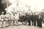 Sbor dobrovolných hasičů z Kokor na historické fotografii z roku 1889.