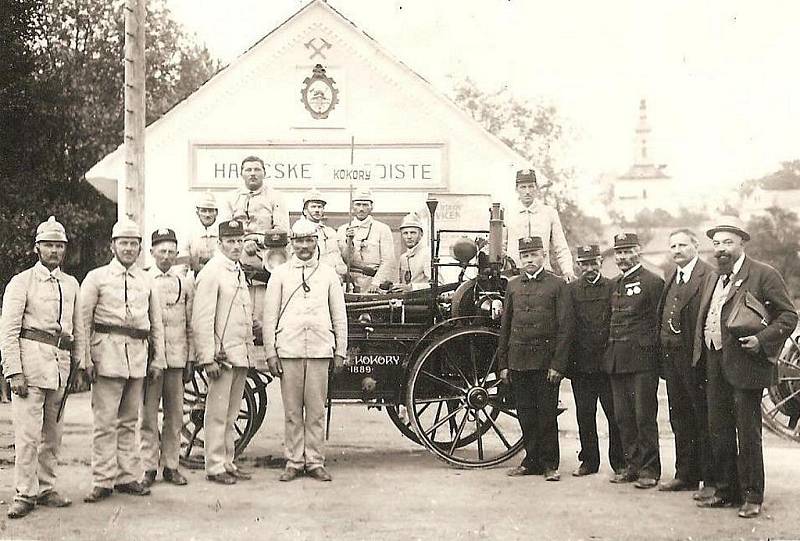 Sbor dobrovolných hasičů z Kokor na historické fotografii z roku 1889.