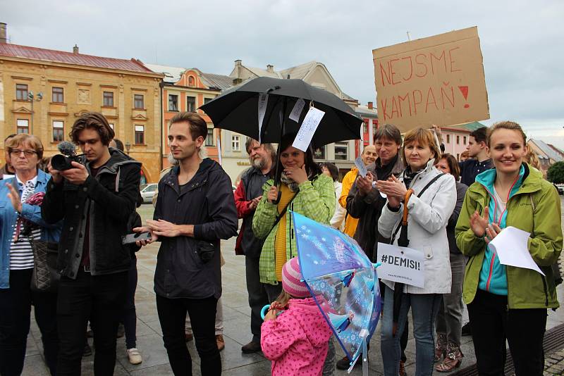 Demonstrace za nezávislost justice v Hranicích na Masarykově náměstí v úterý 28. května.