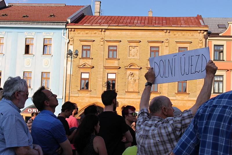 Demonstrace proti Andreji Babišovi v Hranicích. Zúčastnil se i disident a signatář Charty 77 z Lipníku nad Bečvou Tomáš Hradílek.