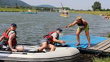 Festival dračích lodí na hranické Bečvě - závody základních a středních škol