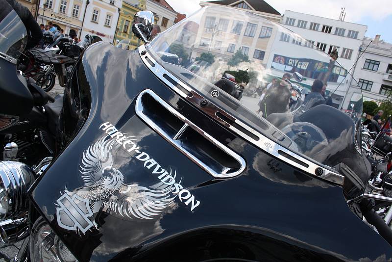 Na hranické náměstí se v sobotu 27. května sjely přes dvě stovky motorek, mezi kterými kralovala legendární značka Harley Davidson.