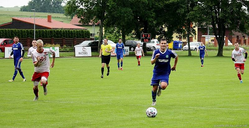 Fotbalisté Všechovic (v modrém) v přátelském utkání s Valmezem.