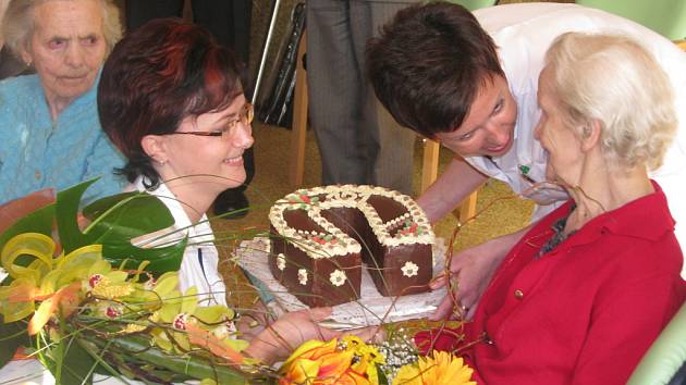 Neuvěřitelných 101 let oslavila ve středu 8. dubna v hranickém domově seniorů Aloisie Hynčicová. Je jeho nejstarší obyvatelkou.