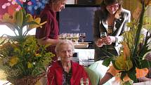 Neuvěřitelných 101 let oslavila ve středu 8. dubna v hranickém domově seniorů Aloisie Hynčicová. Je jeho nejstarší obyvatelkou.