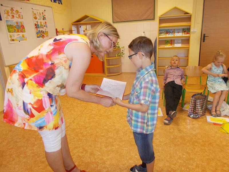 Spoustu jedniček na vysvědčení si odnášeli v pátek 30. června prvňáčci ze Základní školy 1. máje v Hranicích