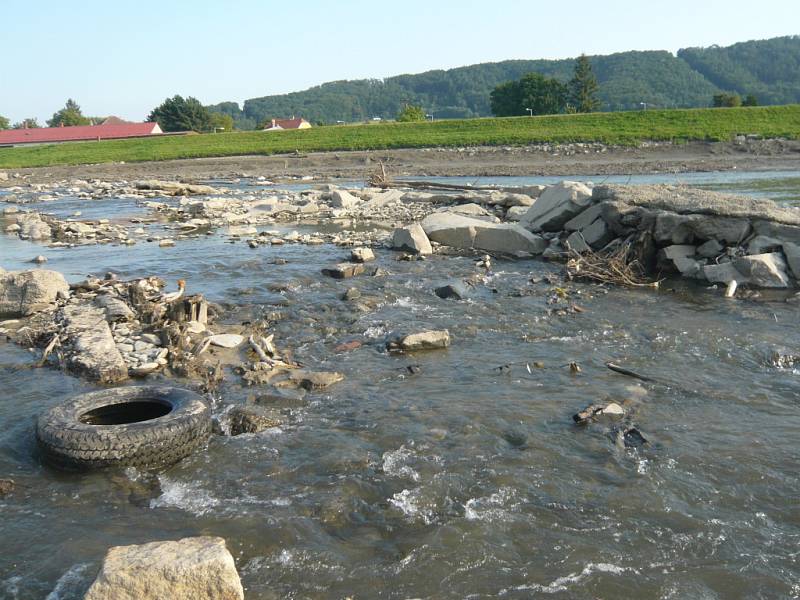 Koryto Bečvy v Hranicích je vypuštěné.