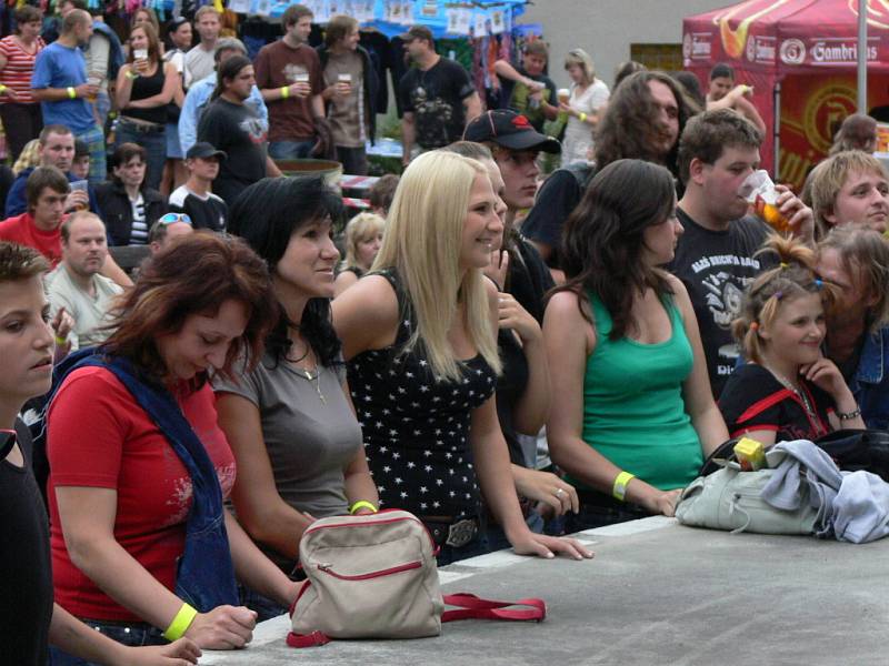 Stovky návštěvníků si nenechalo ujít Hranický rockfest.