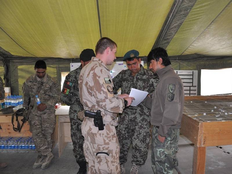 ydávání předběžného bojového nařízení afgánským partnerům