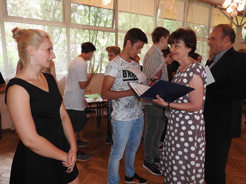 Žáci devátých tříd ze ZŠ Struhlovsko se loučili se školou představením, na které přišli i rodiče.