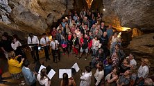 Výstava Světlo sklem Ondřeje Strnadela je k vidění ve Zbrašovských aragonitových jeskyních.