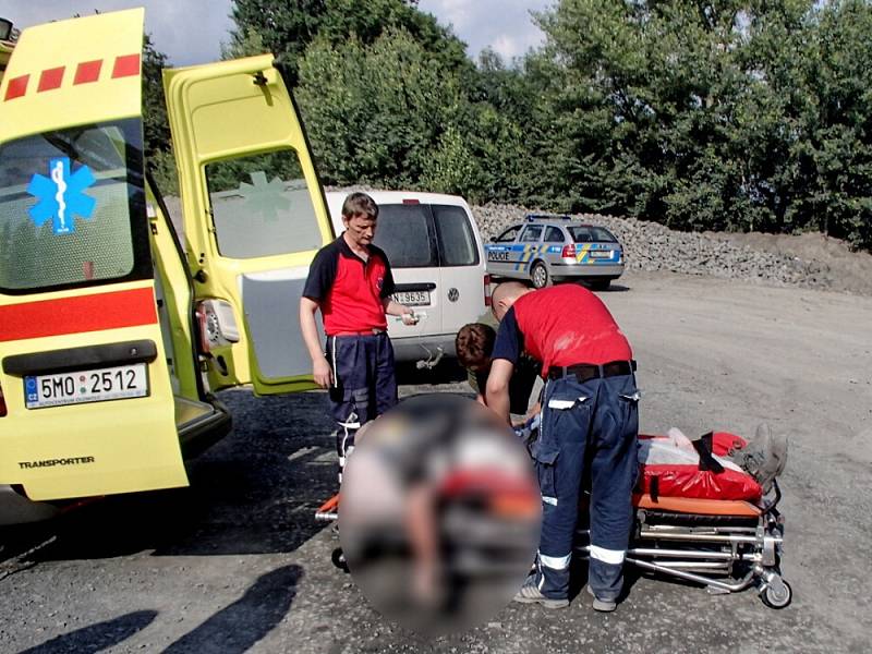 Vyproštění zavaleného muže v lomu Hrabůvka. Foto: Deník/