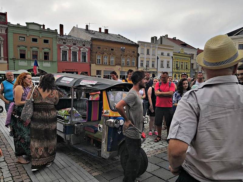 Tomík na cestách dorazil domů. Na hranickém náměstí ho přivítaly davy lidí.