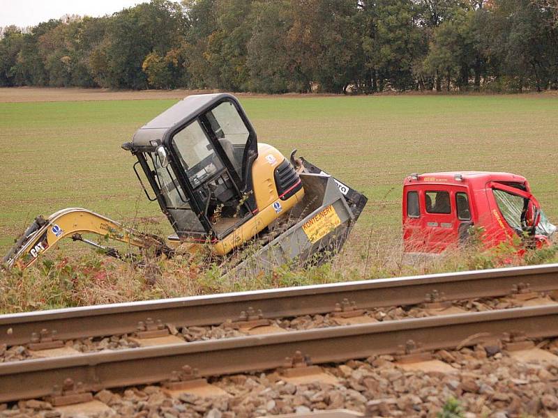 Ke srážce traktoru s přívěsem a avie došlo ve středu 14. října u železničního přejezdu v Kojetíně. Škoda se vyšplhala na 300 tisíc korun. 