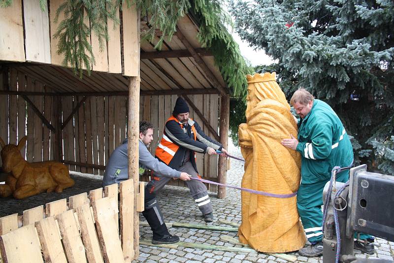 Dřevěný betlém hranického řezbáře Jana Vinckera (na snímcích v šedé mikině) je od pondělí 27. listopadu ozdobou vánočního náměstí v Hranicích.