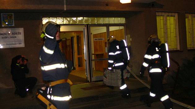 Na internátu ve Studentské ulici v Hranicích v úterý večer hořelo. Naštěstí se jednalo pouze o cviční zásah hasičů. 