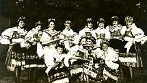 Svátek sklizně slavili na konci žní snad v každé obci. Výjimkou nebyla ani Skalička. Na fotografii z 60. let jsou zachycena děvčata v nádherně krojovaných kyjovských krojích.