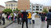 Demonstrace za nezávislost justice v Hranicích na Masarykově náměstí v úterý 28. května.