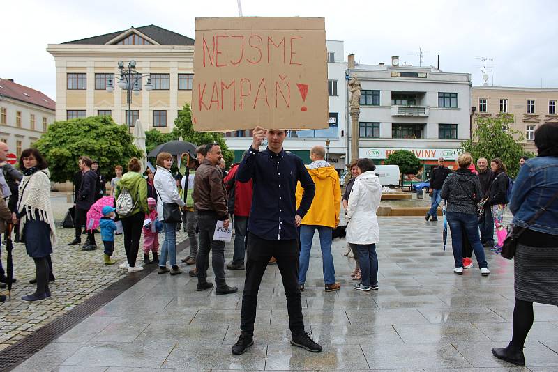 Demonstrace za nezávislost justice v Hranicích na Masarykově náměstí v úterý 28. května.