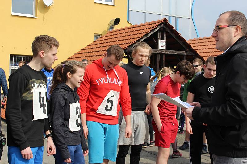 V 1. ročníku krajské soutěže Mám na to studenti plnili disciplíny, které jsou potřeba pro přijetí k Policii ČR - testy autoškoly, kliky, motorické cviky, člunkový a vytrvalostní běh.