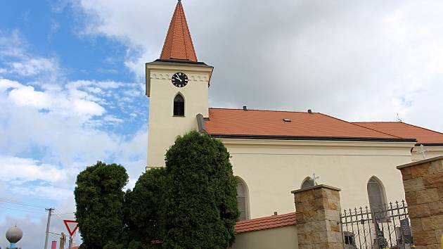 Hřbitov a kostel ve Špičkách.