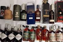 Policisté zadrželi v Hranicích trojici pachatelů z Ostravska, jejichž specializací byla krádež alkoholu v marketech. Na snímku odcizené zboží.