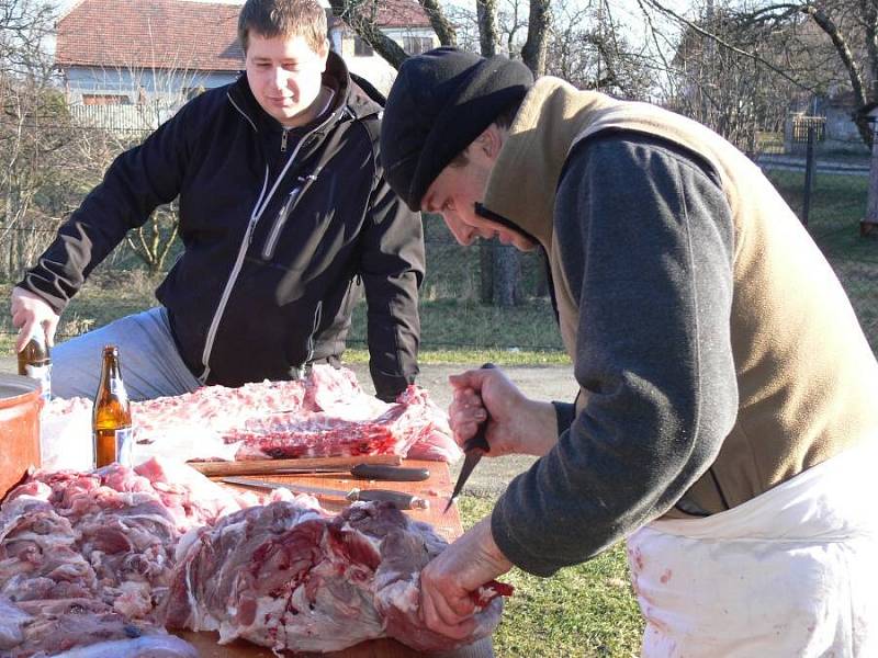 Rouské v neděli lákalo na zabíjačkové pochoutky i jízdu na ponících