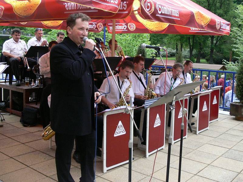 Na kolonádě vystoupila swingová kapela Alfa Band.