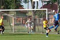 Fotbalisté Tatranu Všechovice (v modrém) proti FK Kozlovice. Brankář Ondřej Kolařík