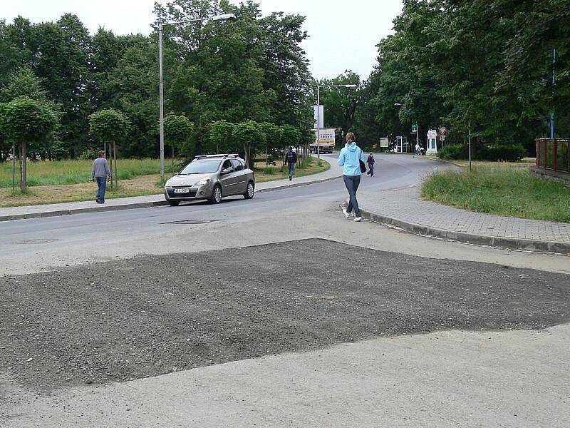 Křižovatka ulic Tyršova a Žáčkova po opravě propadlé vozovky po květnových povodních