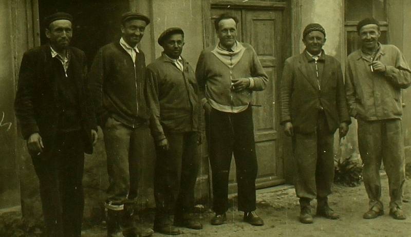 Zahájení přestavby hostince na mateřskou školu ve Špičkách v roce  1961.