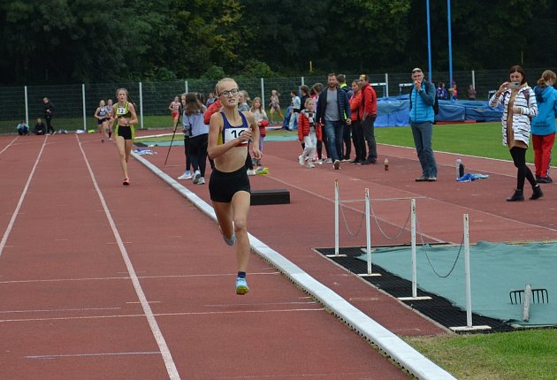 Sabina Tvrdoňová vbíhá vítězně do cíle závodu na 1500 m