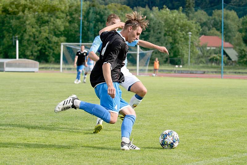 Fotbalisté SK Hranice (v modrém) proti 1. FCV Přerov.