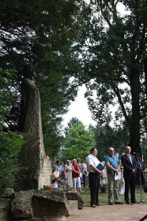 Významný den si připomněli obyvatelé Hranic v Sadech československých legií. Na šedesát lidí zde uctilo pamatáku mistra Jana Husa, od jehož upálení uplynulo v pondělí 6. července šest set let. 