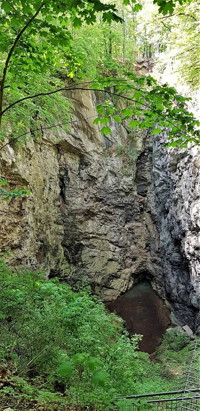 Do Hranické propasti, která je nejhlubší zatopenou jeskyní světa, spadl v sobotu 28. dubna člověk.