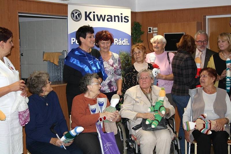 Klub Kiwanis věnoval dětskému oddělení hranické nemocnice ručně vyrobené panenky.  