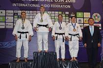 Bojovnice Železa Hranice Veronika Sigmundová (třetí zleva) uzmula na americké tatami třetí místo na mistrovství světa. Po letošním bronzu z ME je to její další cenná medaile. 