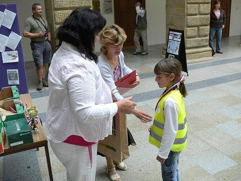 Závodníci Majáčku převzali poháry.