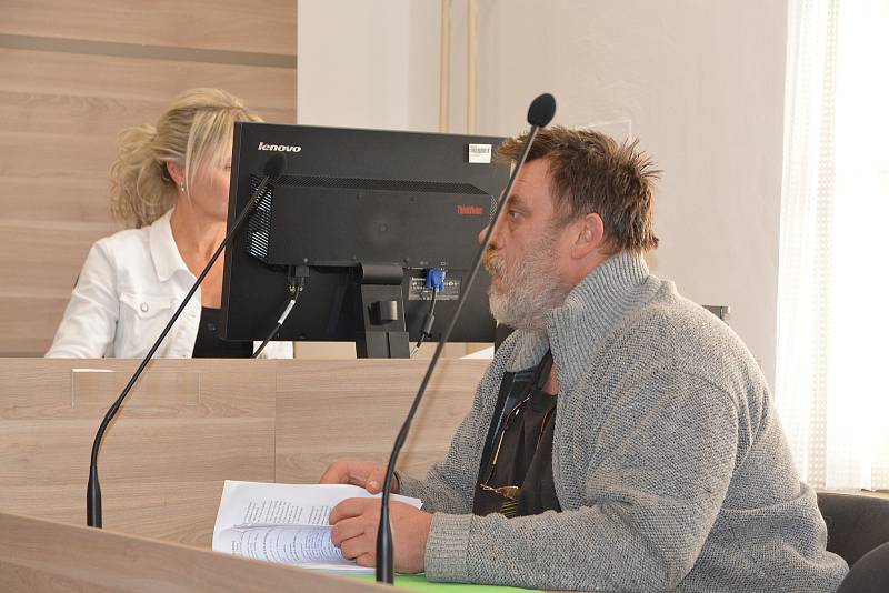 Farmář Petr Graca, obžalovaný z přečinu týrání zvířat na farmě Kozí Hrádek u Hustopečí nad Bečvou, u přerovského okresního soudu. 6. října 2022