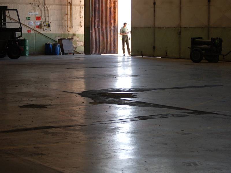 Prázdný hangár a před ním kontejnery naložené vojenskou technikou – tak to v těchto dnech vypadá na přerovské vrtulníkové základně.