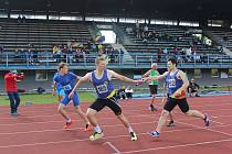 Závěrečná předávka na štafetě 4 x 400 m. Adam Orava předává kolík Matyáši Řihákovi.