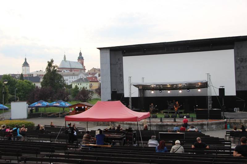 Program festivalu Hranická scéna, který se konal v sobotu v letním kině, lákal na skupiny Blaho 19 nebo Silent Stream of Godless Elegy. Večer zakončila zpěvačka Anna K. 