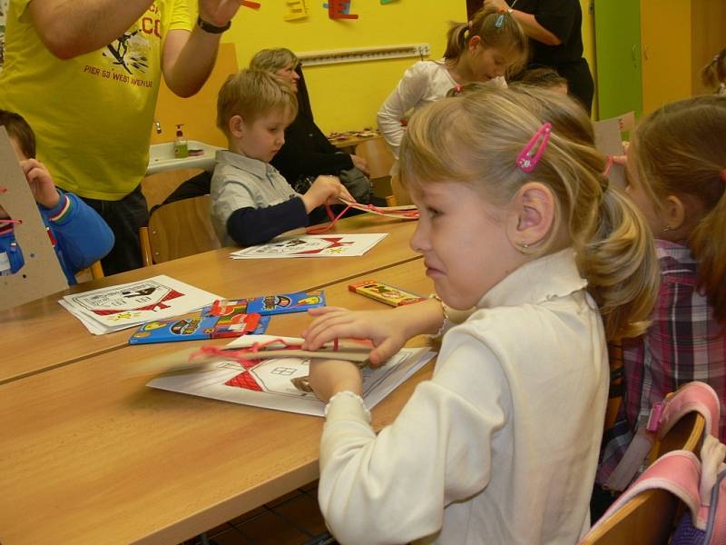 Děti předškolního věku se za doprovodu svých rodičů seznamují s budoucími učiteli