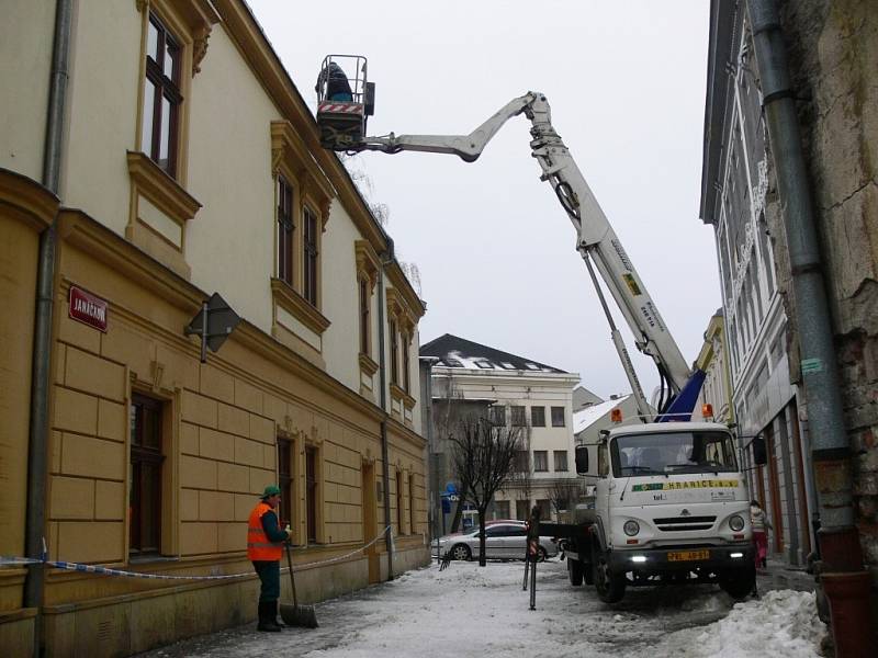 Ekoltes odstraňuje sníh z hranických střech