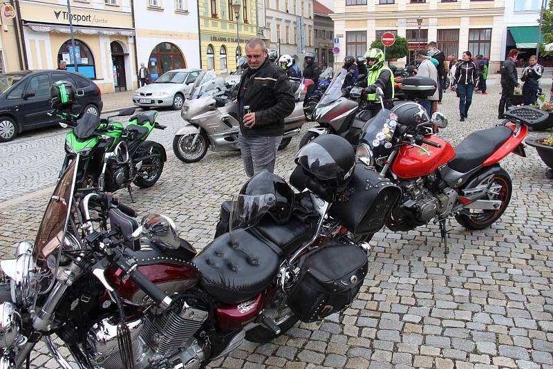 Motorkáři se v Hranicích pomodlili za mrtvé kamarády a zahájili letošní sezonu.